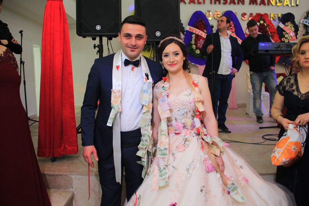 Büşra Karaçoban ile Serkan Çıra Nişanlandı