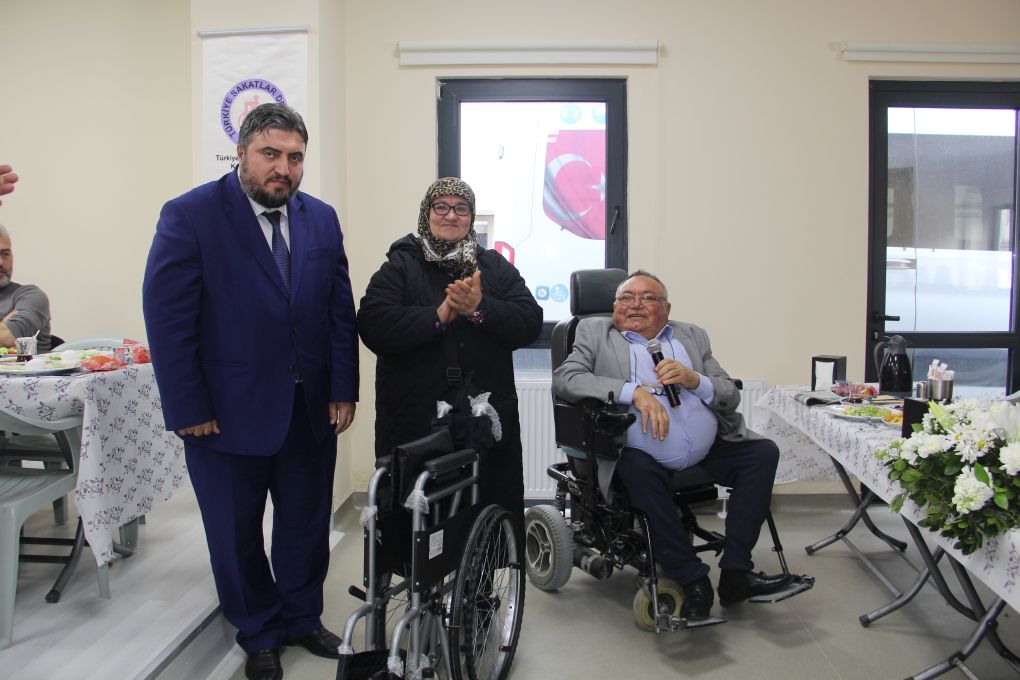 Dört engelli vatandaş tekerlekli sandalyeye kavuştu